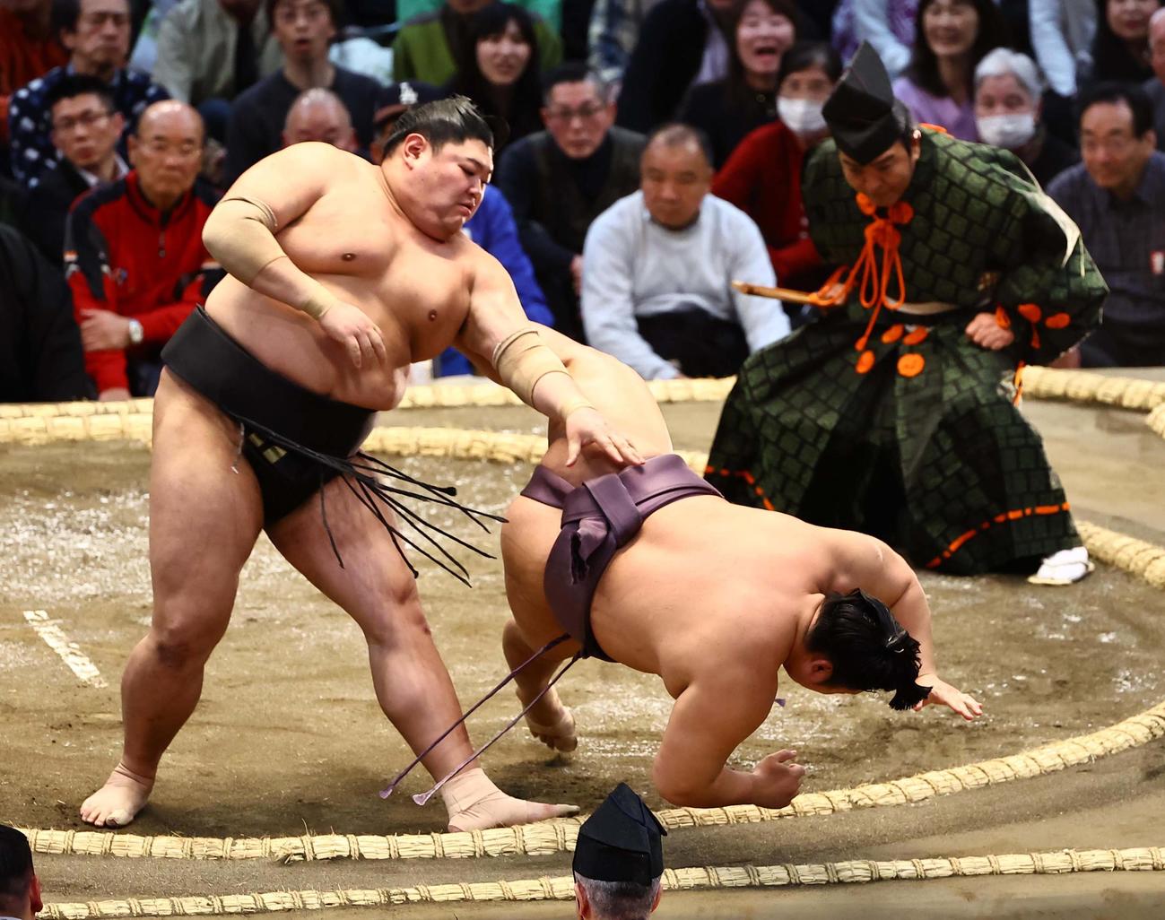 阿炎（左）は翔猿に突き落としで勝利する（撮影・上田博志）