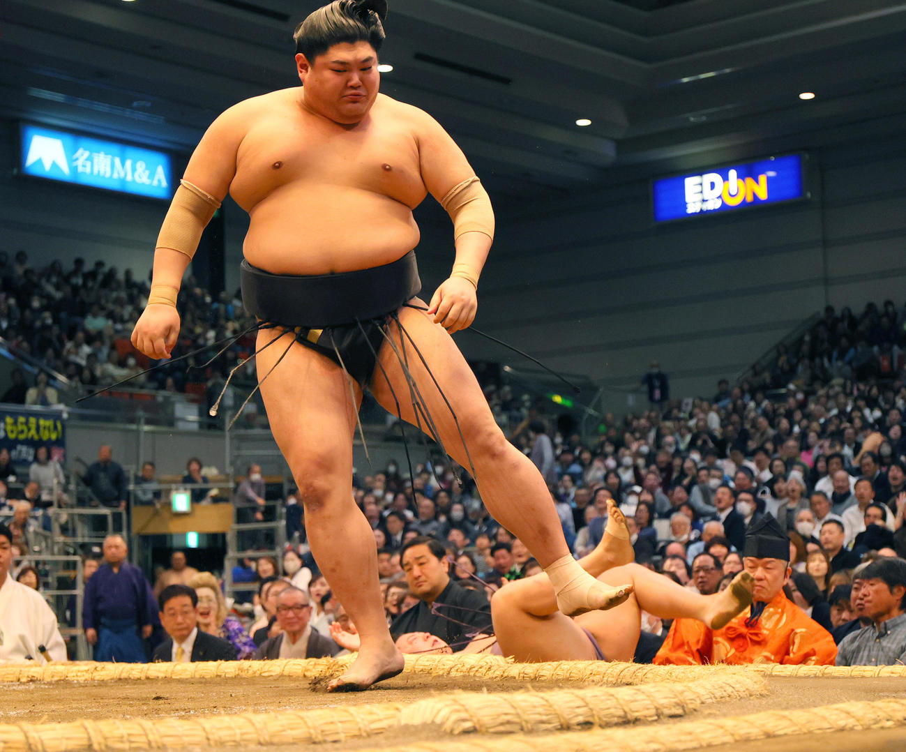 阿炎（手前）は突き落としで翔猿を破る（撮影・上山淳一）（撮影・上山淳一）