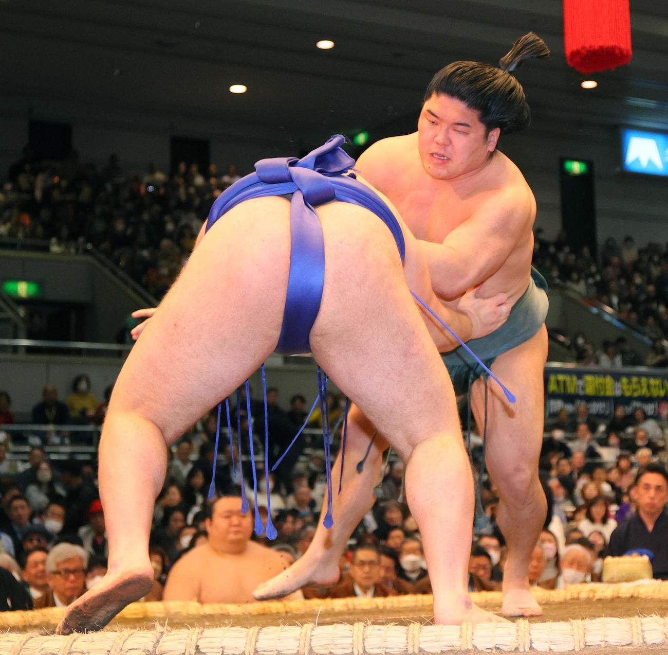 安青錦対朝紅龍　安青錦（手前）を攻める朝紅龍（撮影・上山淳一）