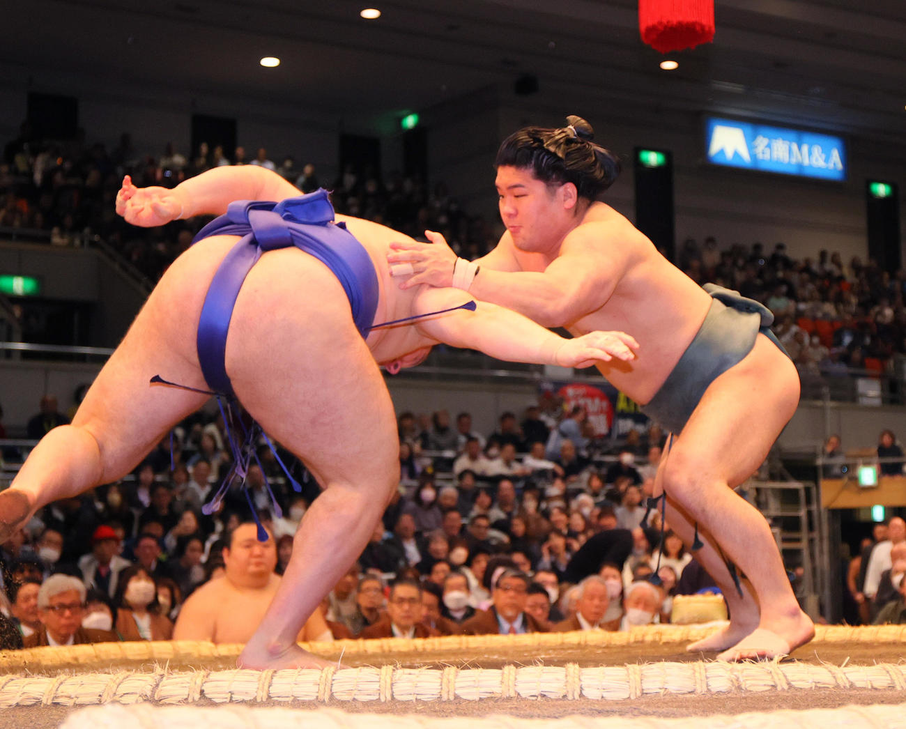 安青錦対朝紅龍　安青錦（手前）を攻める朝紅龍（撮影・上山淳一）