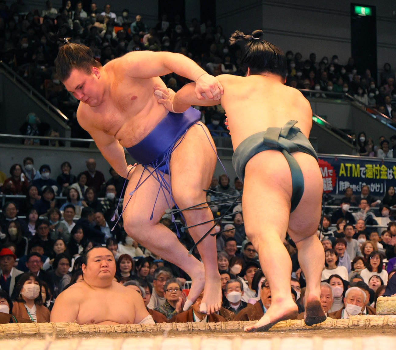 安青錦対朝紅龍　朝紅龍（右）は送り出しで安青錦を破る（撮影・上山淳一）