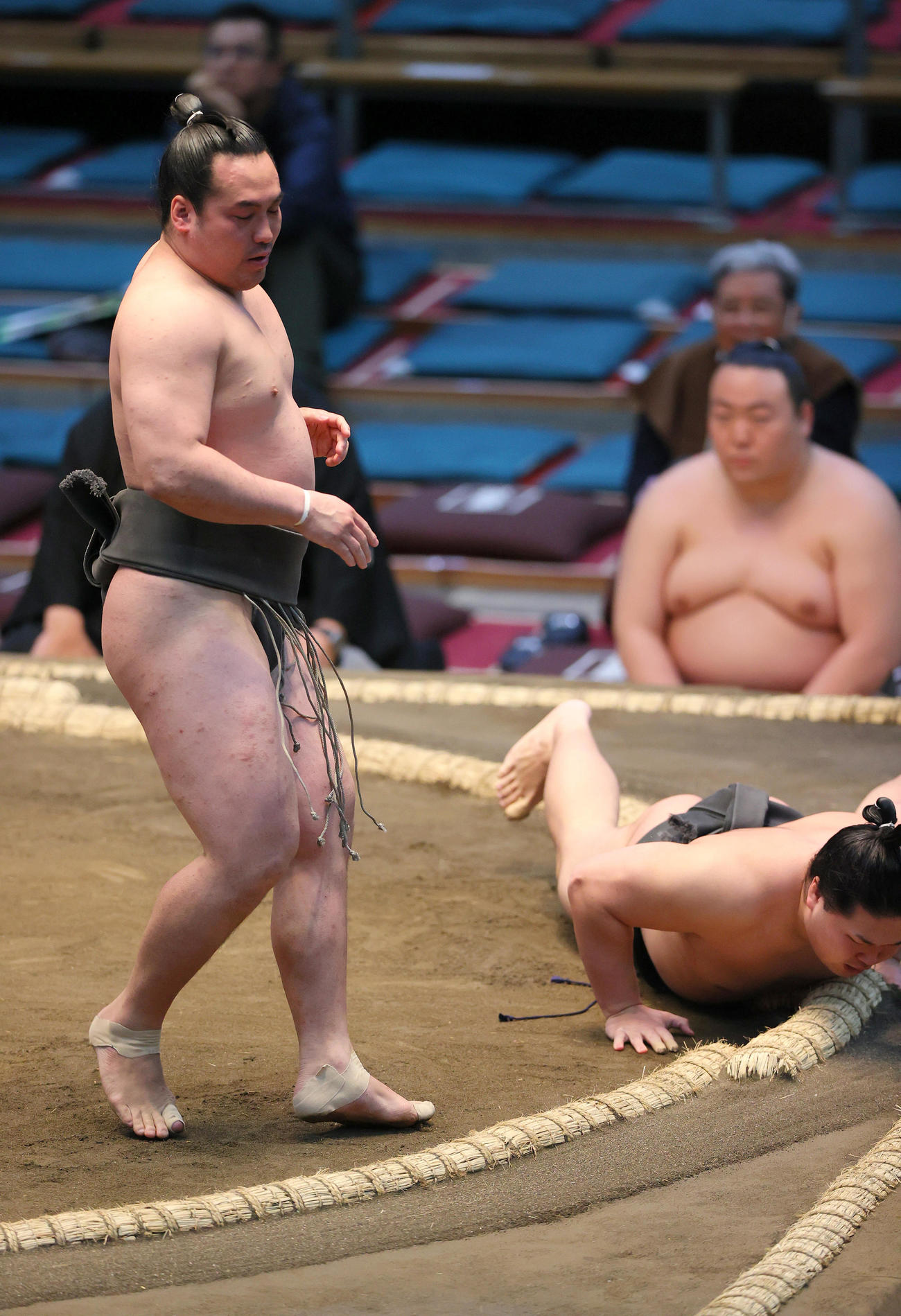 須山対高馬山　須山（左）は肩透かしで高馬山を破る（撮影・上山淳一）
