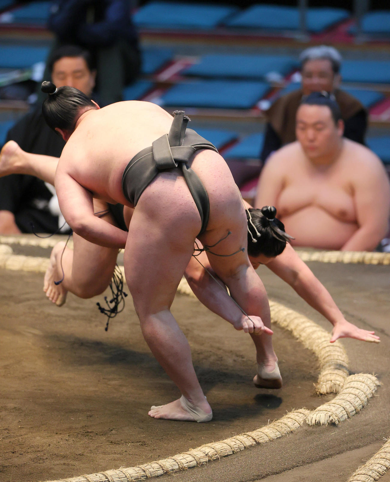 須山対高馬山　須山（手前）は肩透かしで高馬山を破る（撮影・上山淳一）