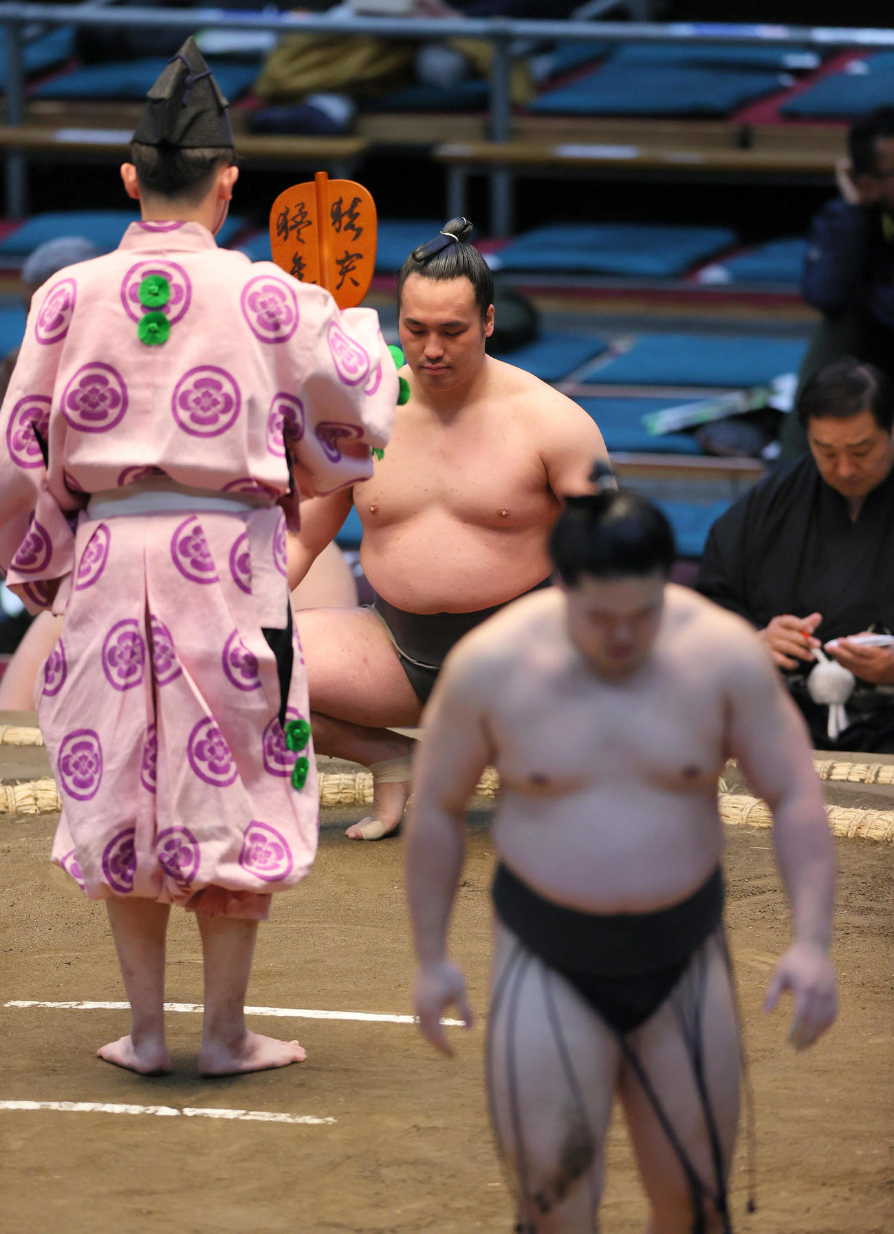 須山対高馬山　須山（左から2人目）は肩透かしで高馬山（手前）を破る（撮影・上山淳一）