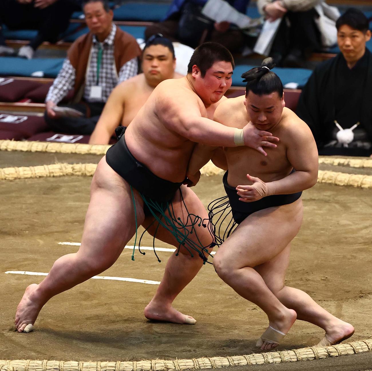 大相撲大阪場所3日目　須崎（右）に押し出しで勝利する福崎（撮影・上田博志）