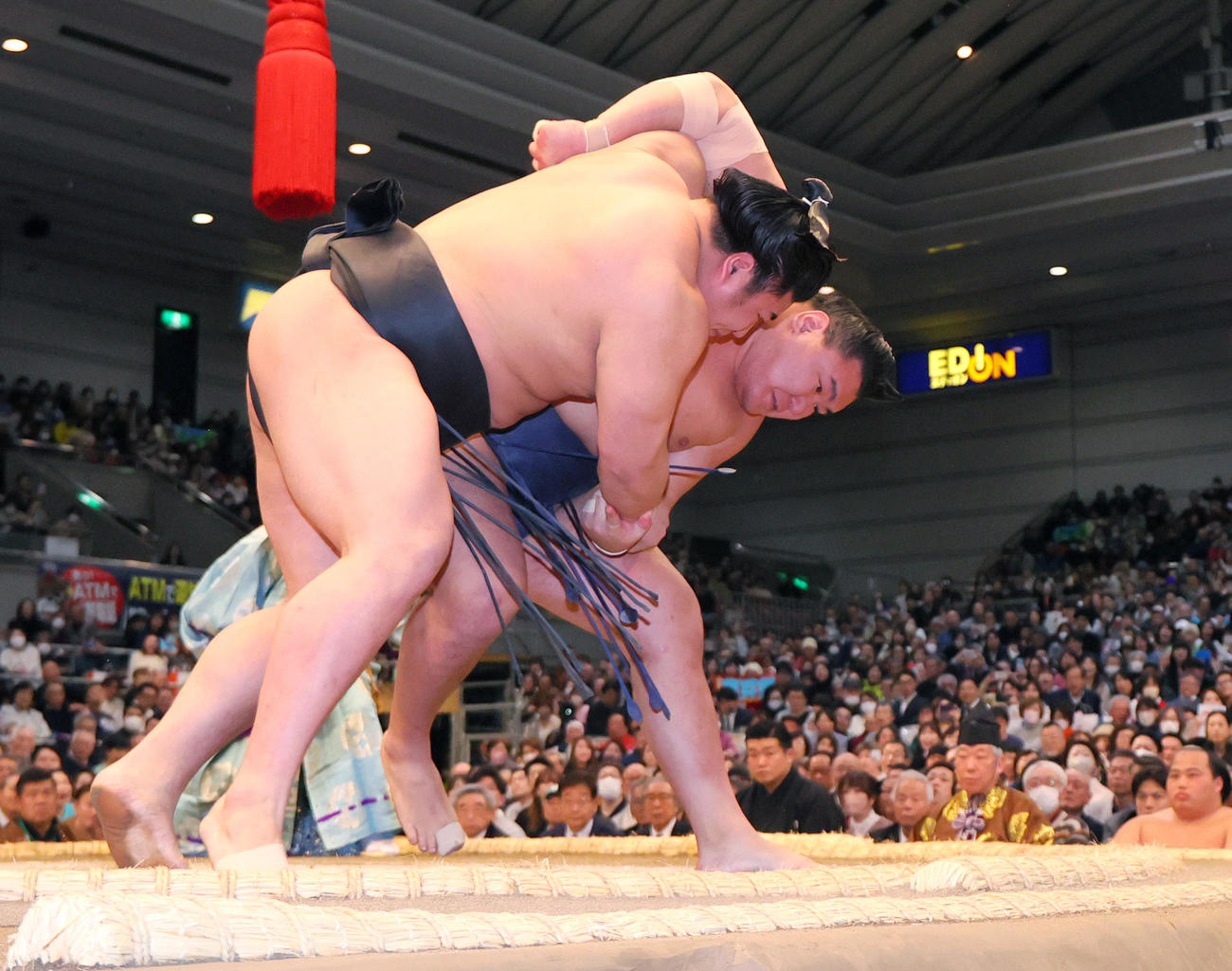 豊昇龍対若元春　豊昇龍（右）は若元春を破る（撮影・上山淳一）