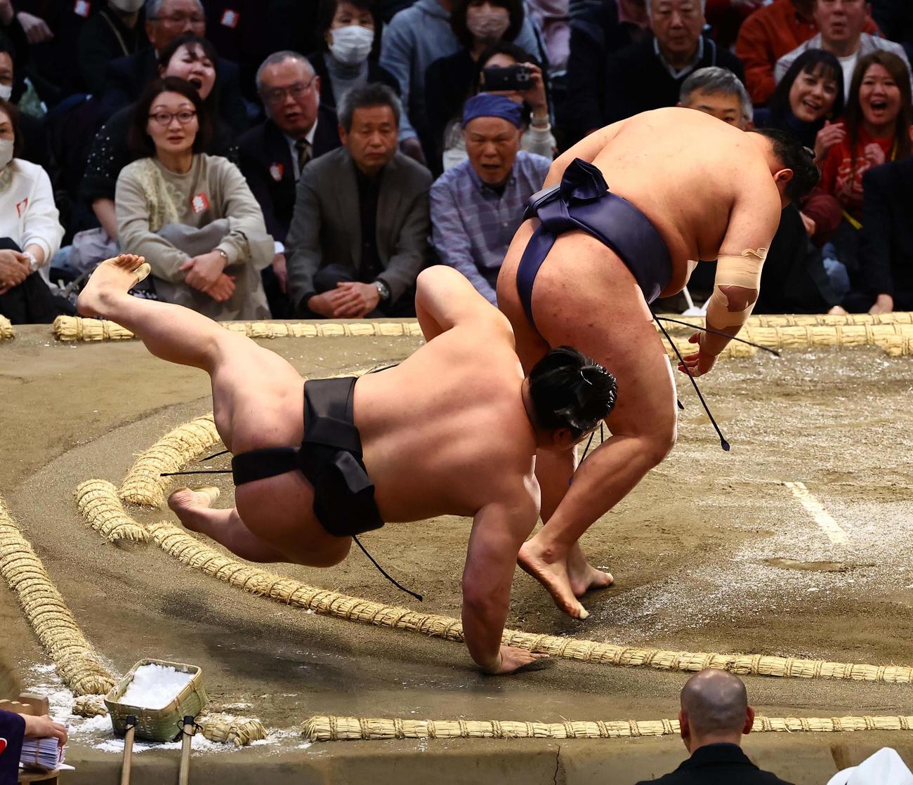豊昇龍（右）は若元春を首投げで破る（撮影・上田博志）