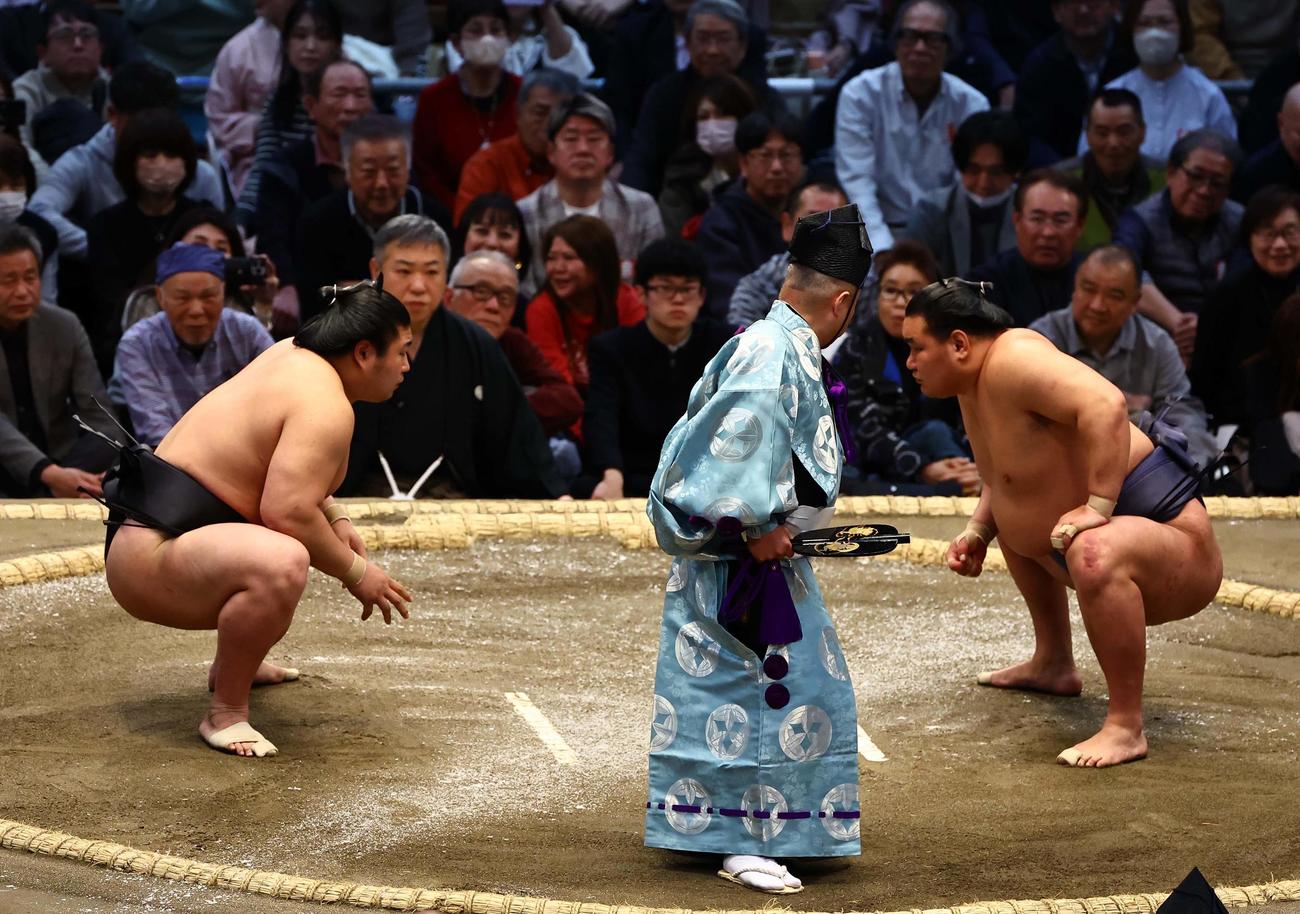 土俵上でにらみ合う若元春（左）と豊昇龍（撮影・上田博志）