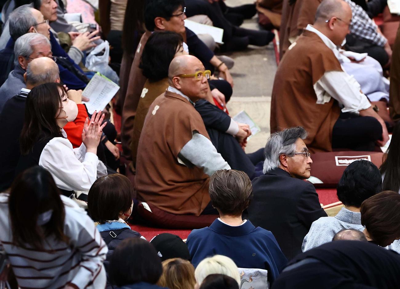 大相撲を観戦するタージン（撮影・上田博志）