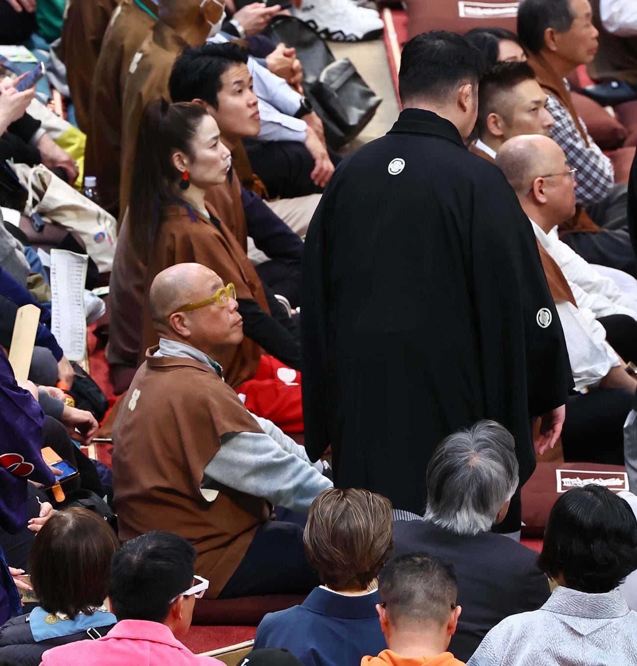 大相撲大阪場所3日目　大相撲を観戦するタージン（撮影・上田博志）