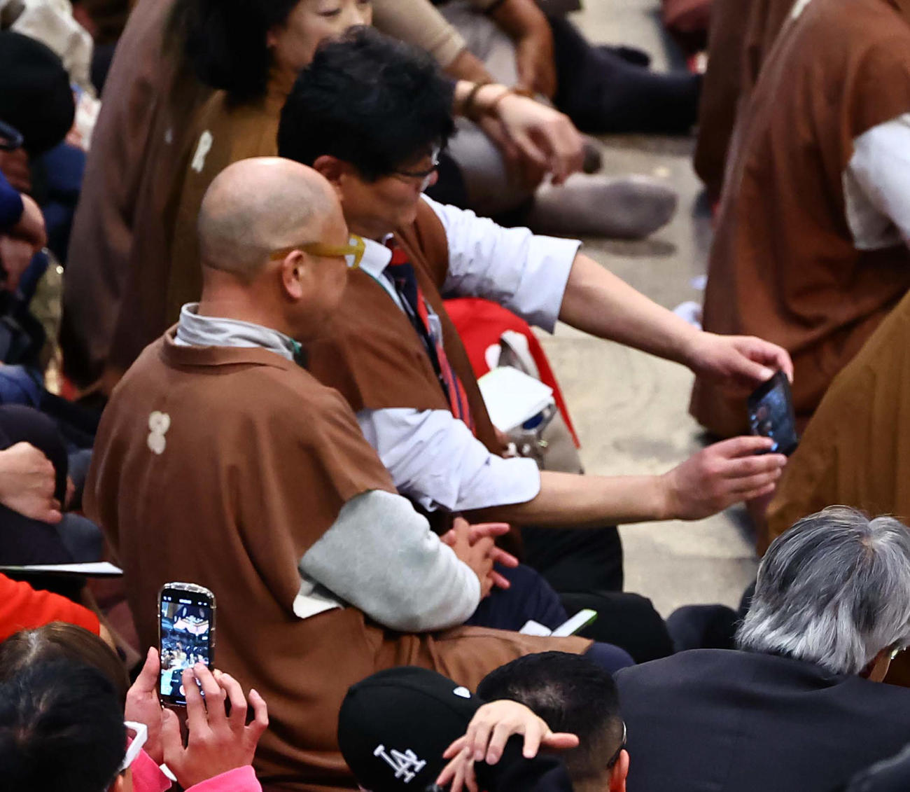 大相撲大阪場所3日目　ファンの記念撮影に快く応じるタージン（撮影・上田博志）
