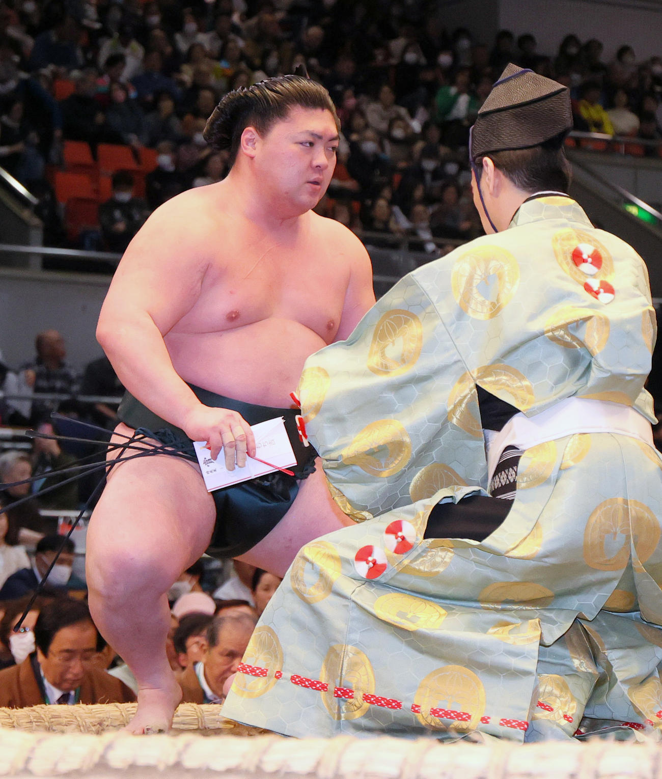時疾風対玉正鳳　時疾風（左）は押し出しで玉正鳳を破り懸賞金を受け取る（撮影・上山淳一）