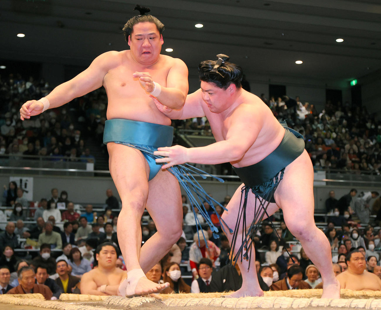 時疾風対玉正鳳　時疾風（右）は押し出しで玉正鳳を破る（撮影・上山淳一）