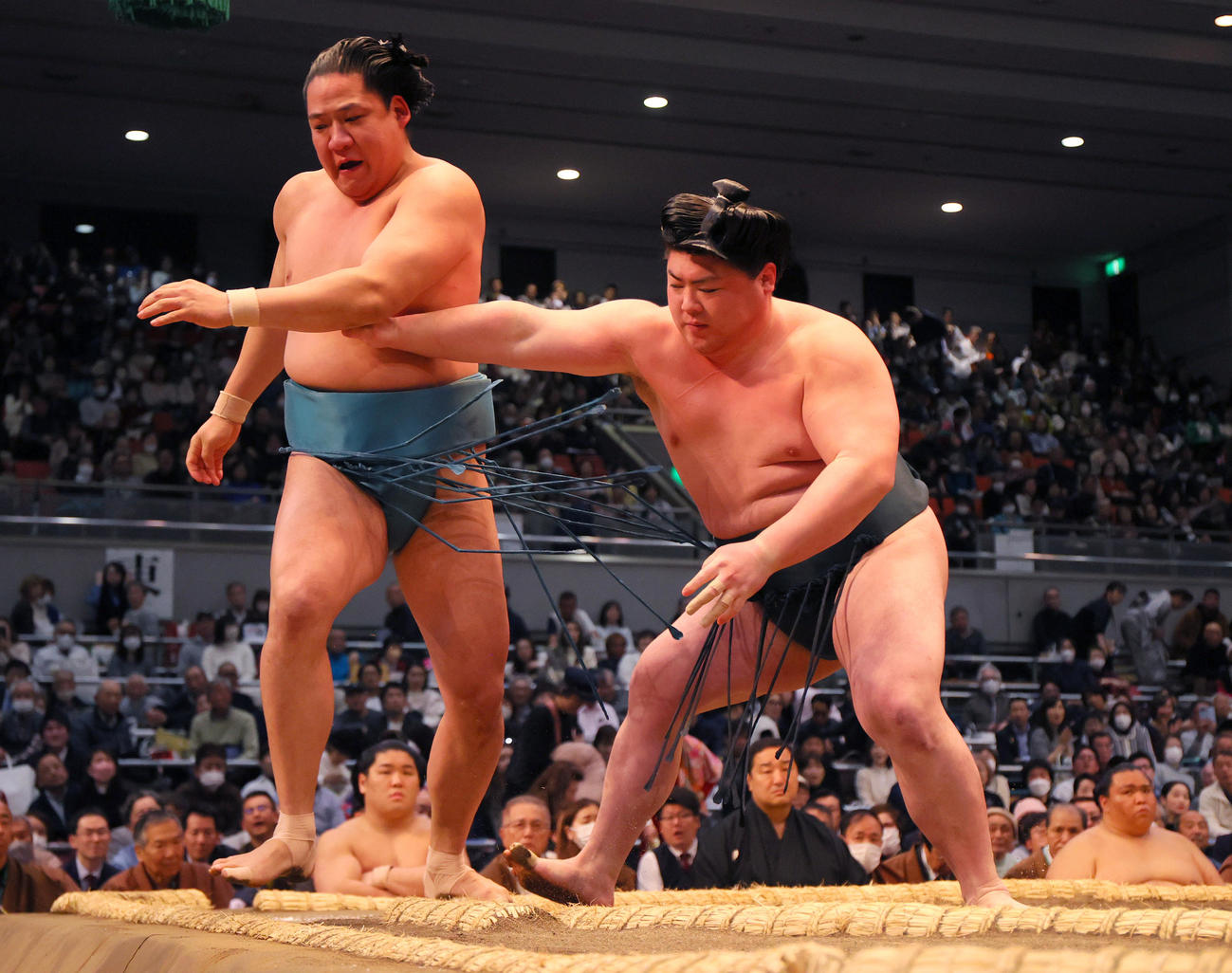 時疾風対玉正鳳　時疾風（右）は押し出しで玉正鳳を破る（撮影・上山淳一）