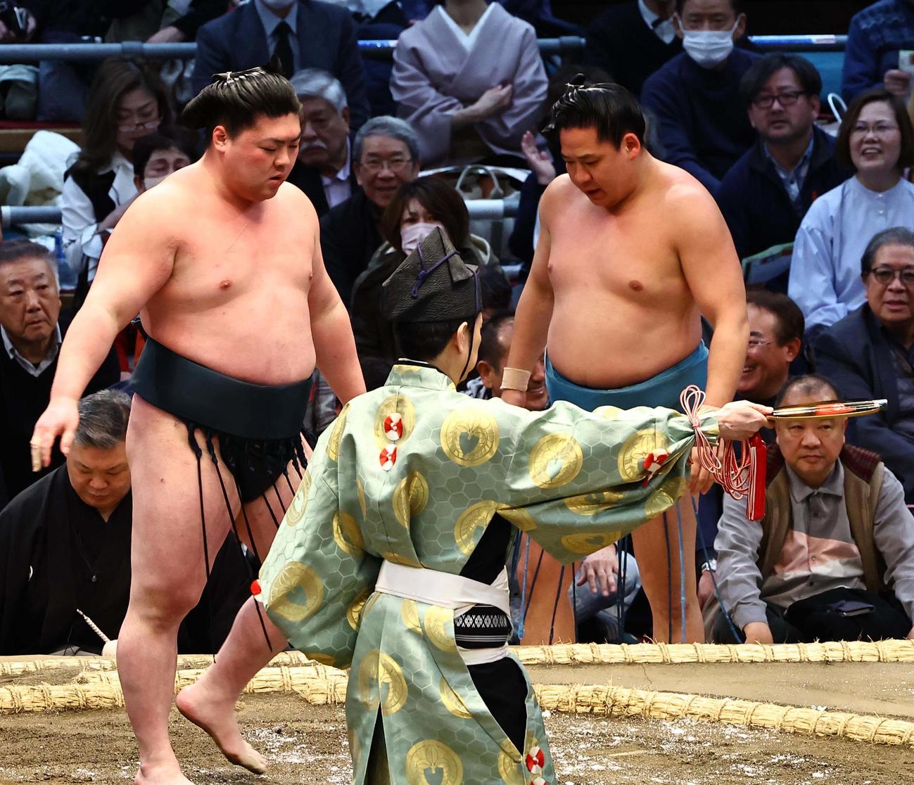 大相撲大阪場所3日目　玉正鳳（右）に勝利した時疾風（撮影・上田博志）