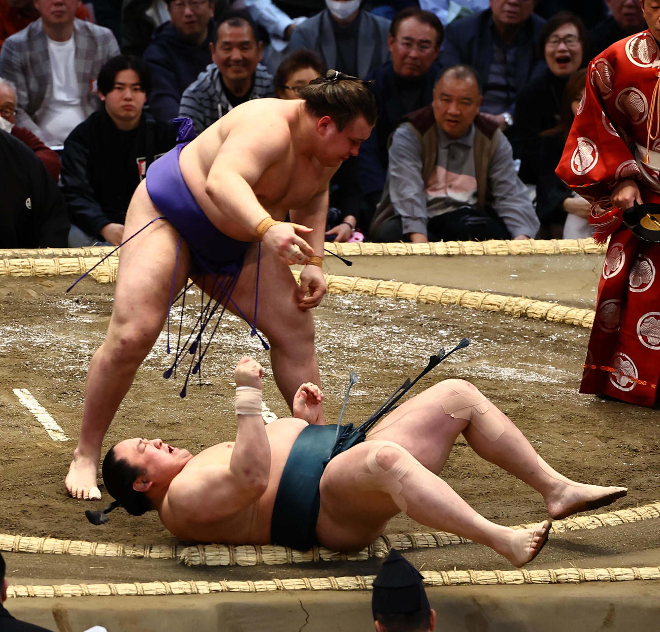 佐田の海を下手投げで破る安青錦（撮影・上田博志）