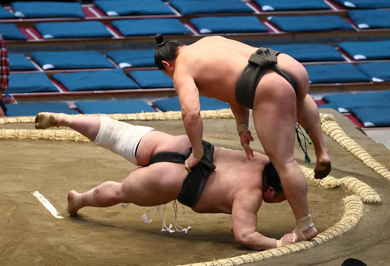 大相撲大阪場所3日目　藤闘志に引き落としで勝利する若隆元（撮影・上田博志）