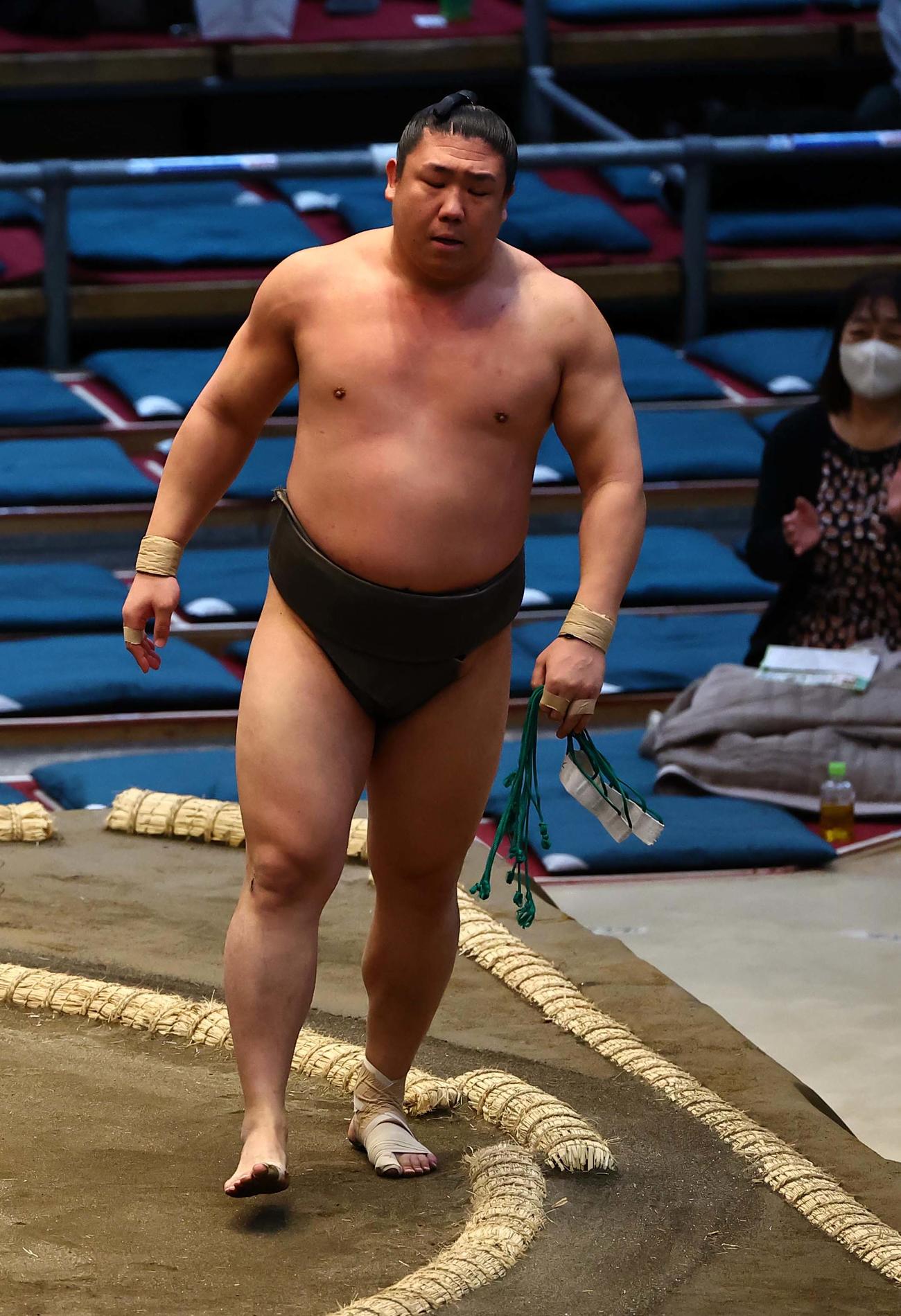 大相撲大阪場所3日目　藤闘志に引き落としで勝利した若隆元（撮影・上田博志）