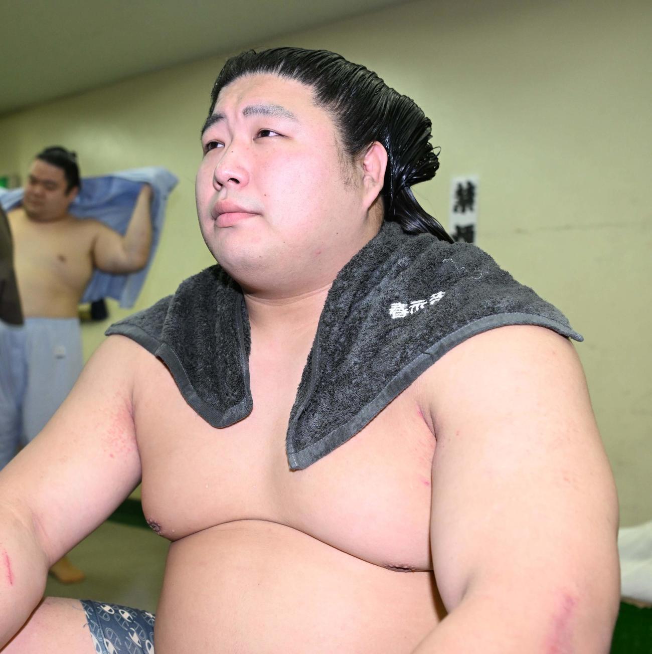 支度部屋で身支度を調える若元春