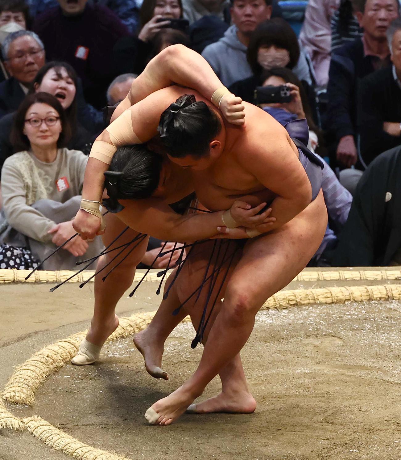 豊昇龍（右）は若元春を首投げで破る（撮影・上田博志）