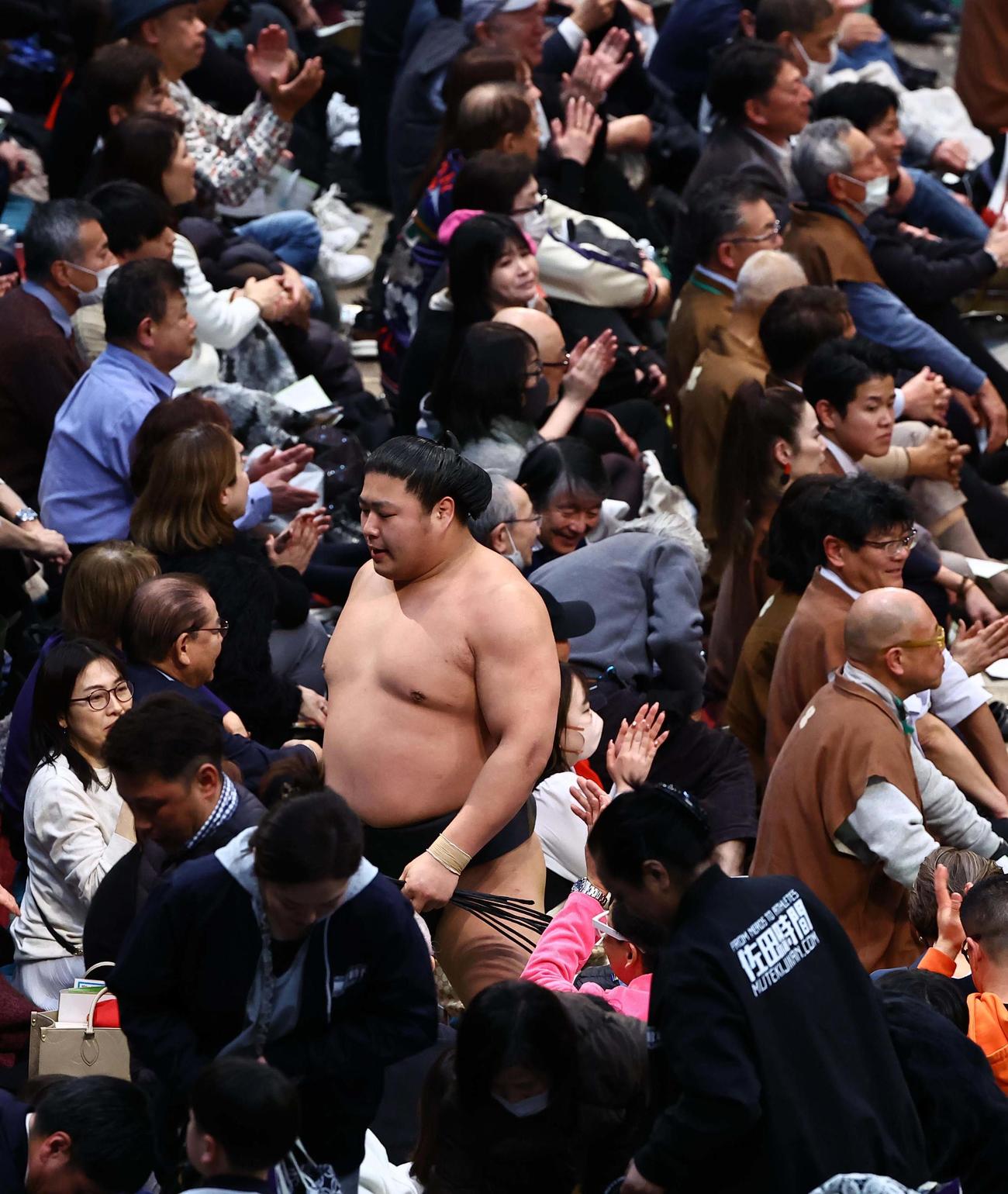 豊昇龍に敗れた若元春は花道を引き揚げる（撮影・上田博志）