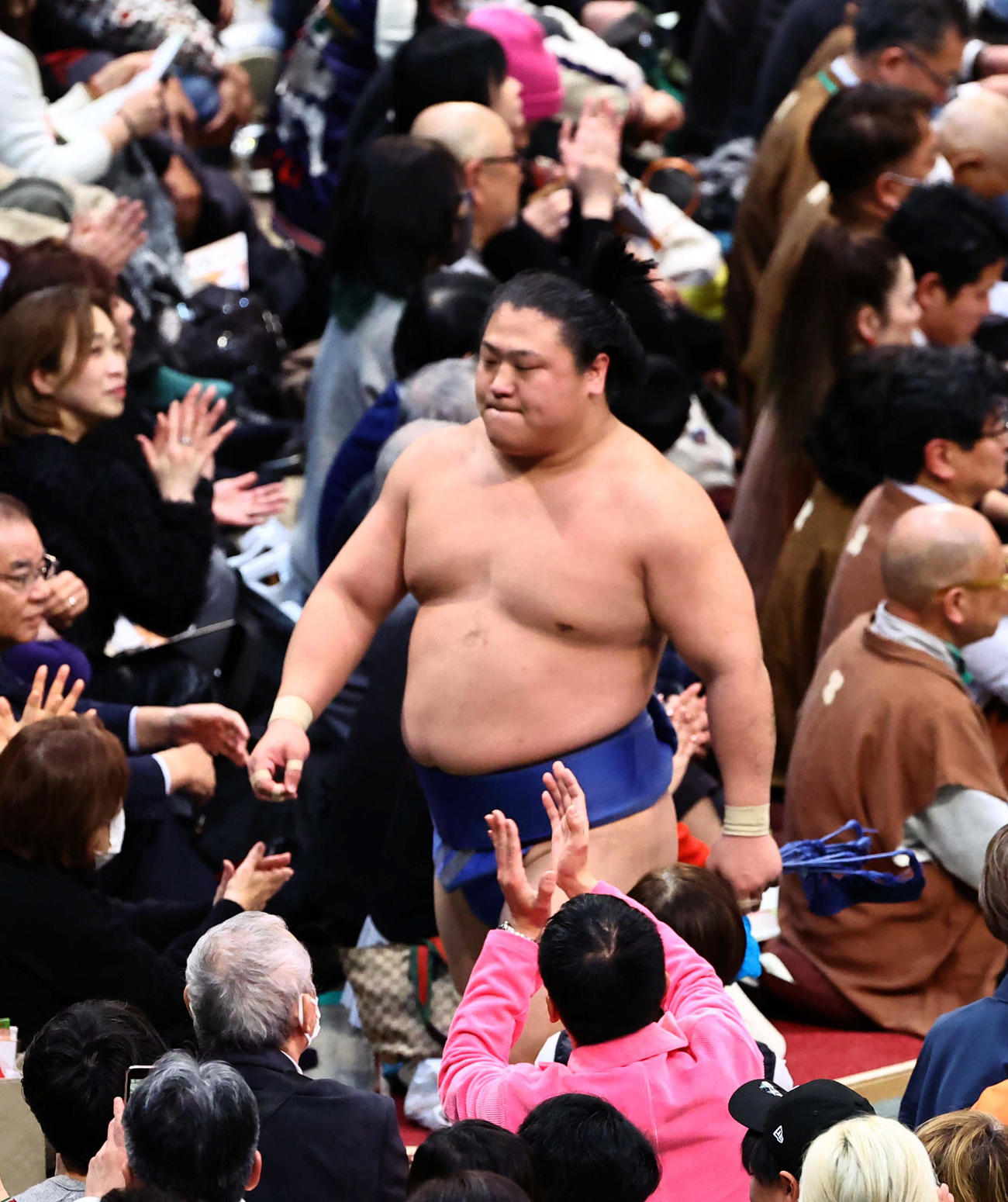 大栄翔に敗れた若隆景は悔しそうな表情で花道を引き揚げる（撮影・上田博志）