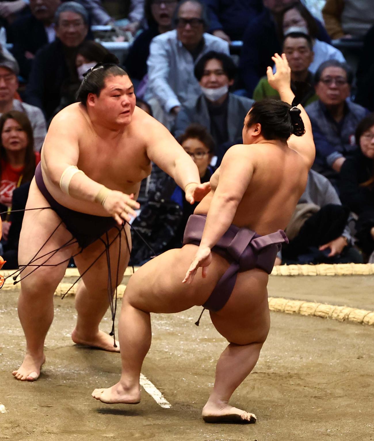 翔猿（右）に押し出しで勝利した王鵬（撮影・上田博志）