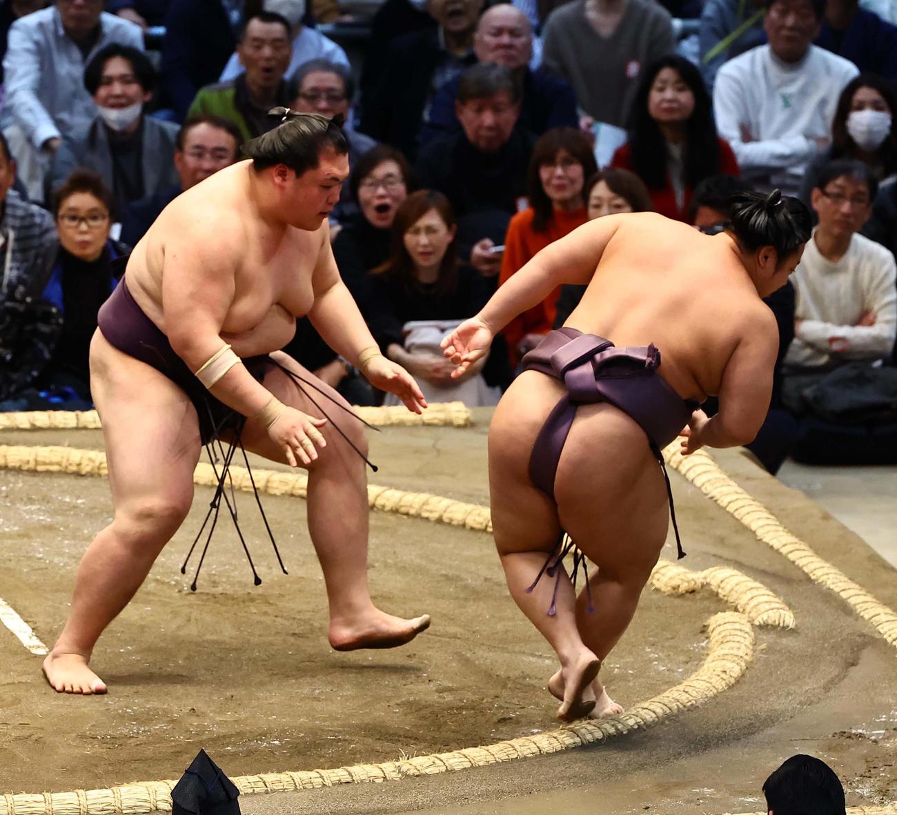 翔猿（右）に押し出しで勝利した王鵬（撮影・上田博志）