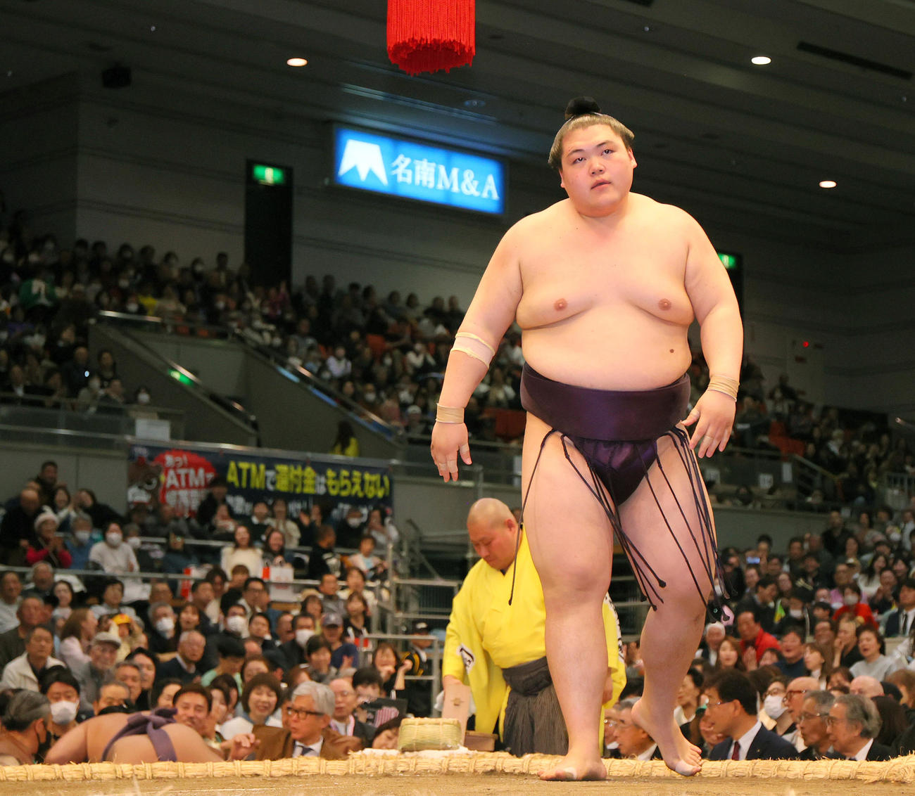 王鵬（手前）は押し出しで翔猿を破る（撮影・上山淳一）