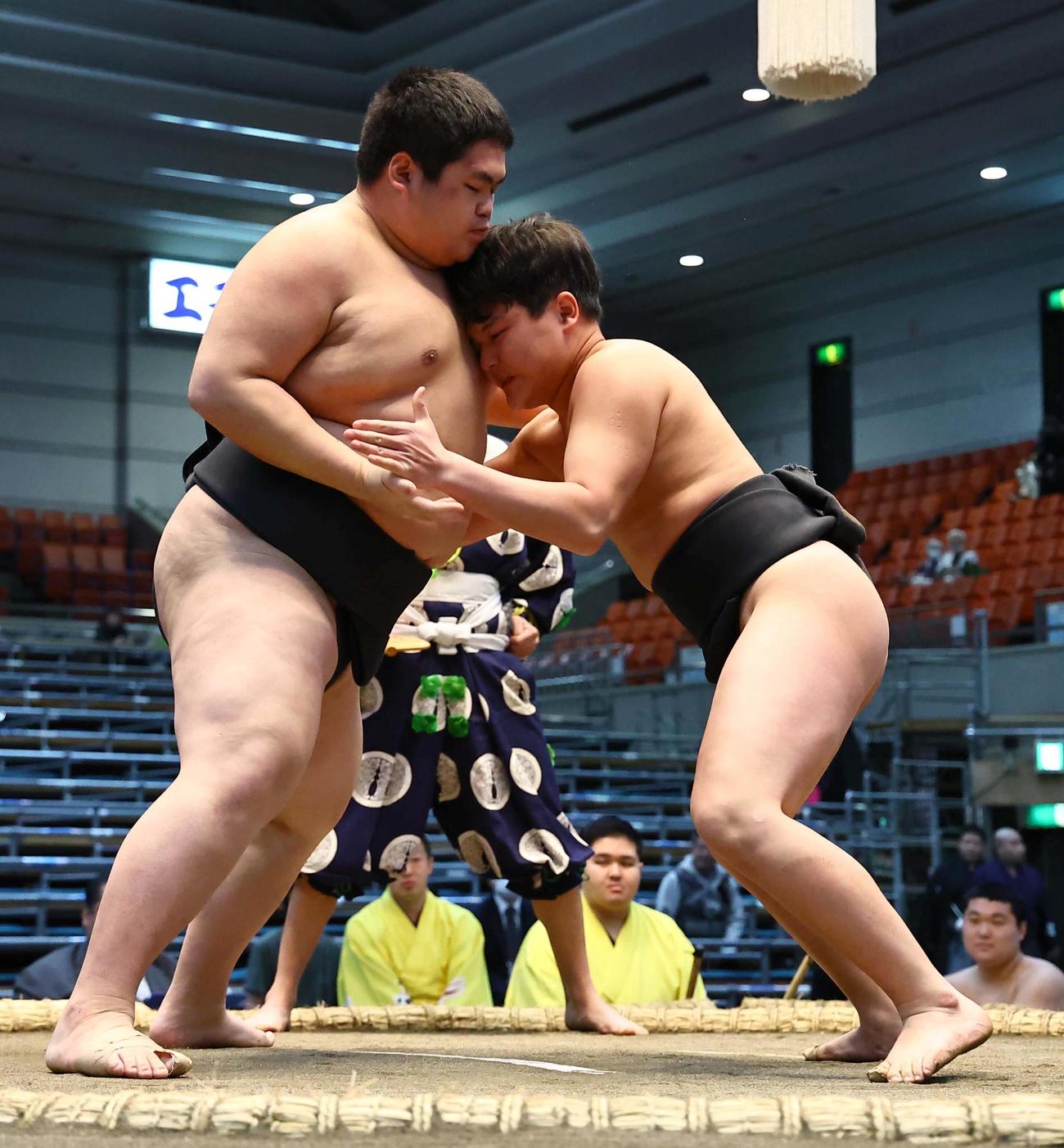 前相撲　山野辺（右）は梅山を肩透かしで破る（撮影・上田博志）