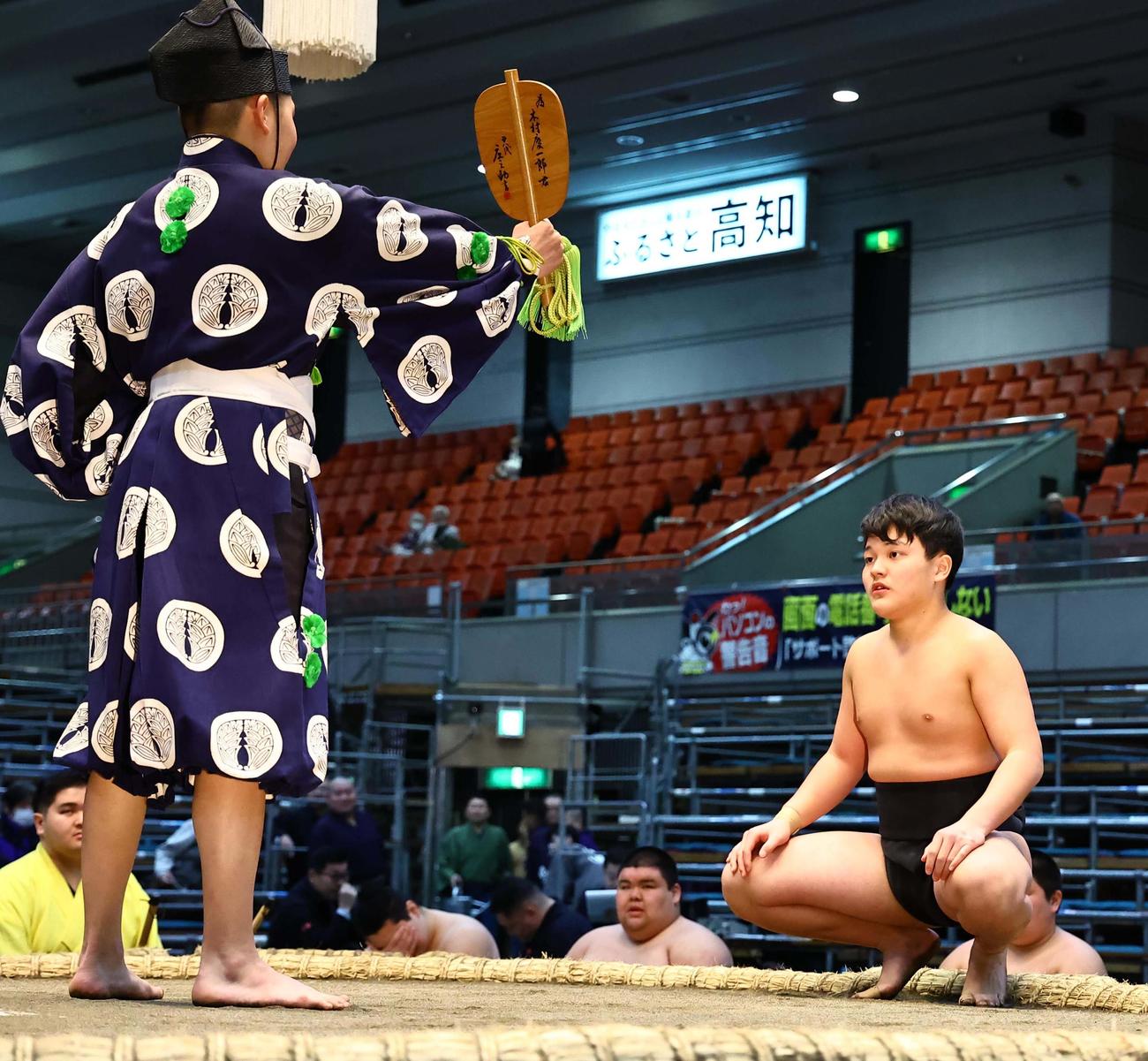 前相撲　山野辺は梅山に勝利した（撮影・上田博志）