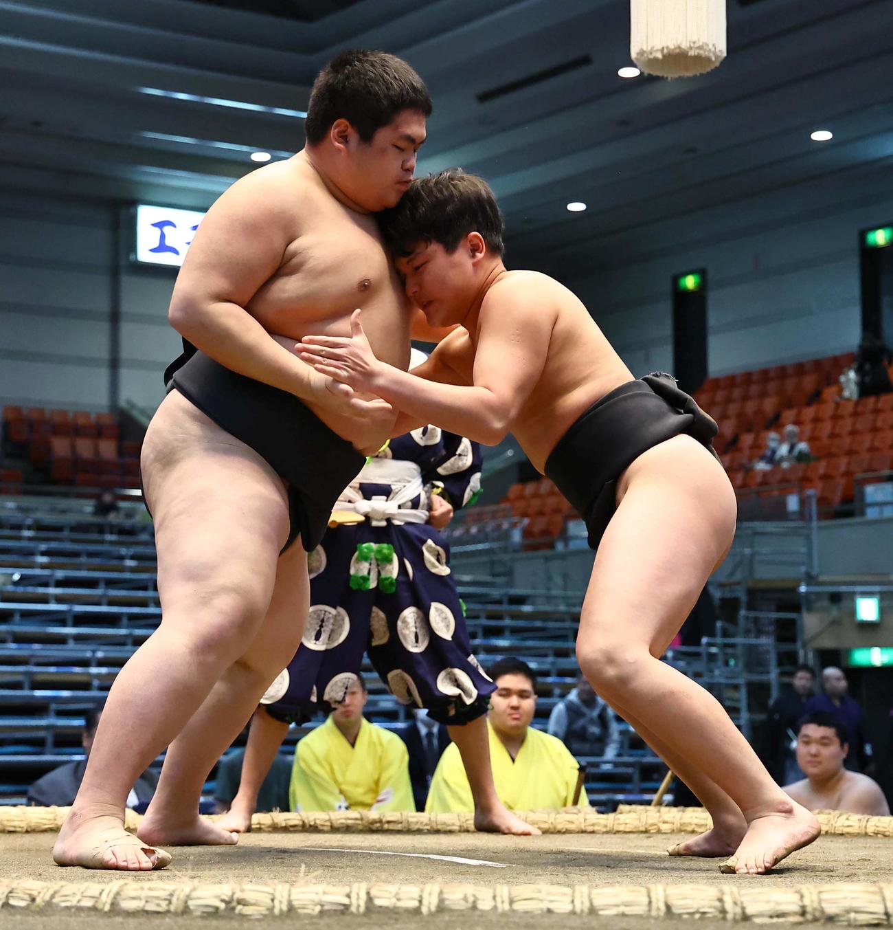 梅山と対戦する山野辺（撮影・上田博志）