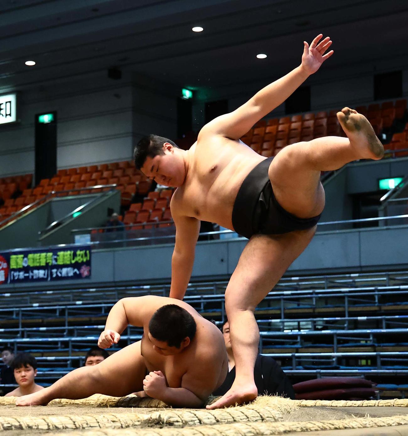 松田（左）にはたき込みで勝利する朝力丸（撮影・上田博志）