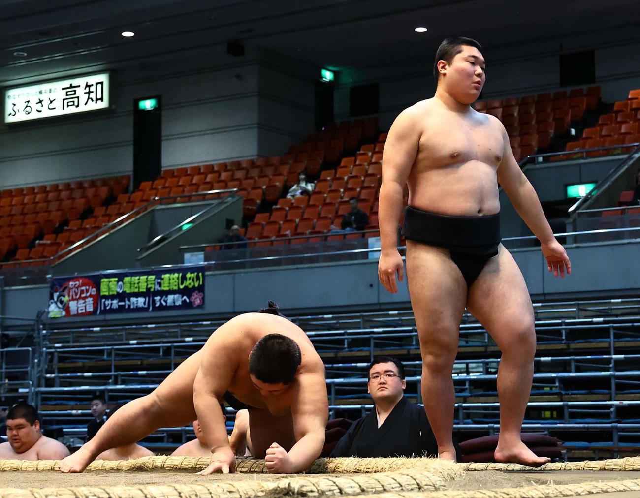 松田（左）にはたき込みで勝利する朝力丸（撮影・上田博志）