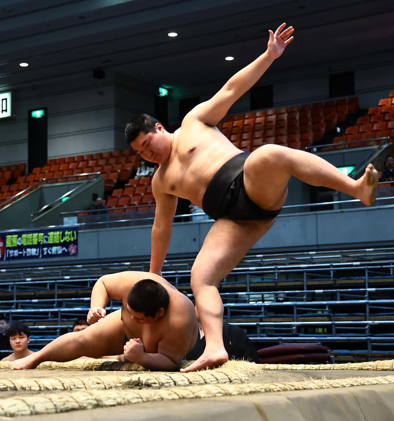 前相撲　朝力丸（右）と松田（撮影・上田博志）