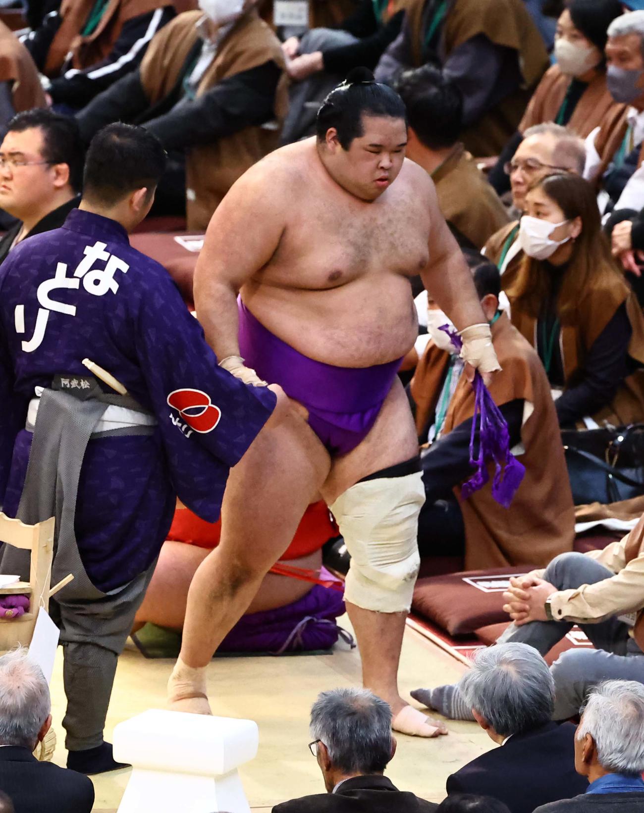 藤青雲に敗れた生田目は肩を落として引き揚げる（2025年3月撮影）