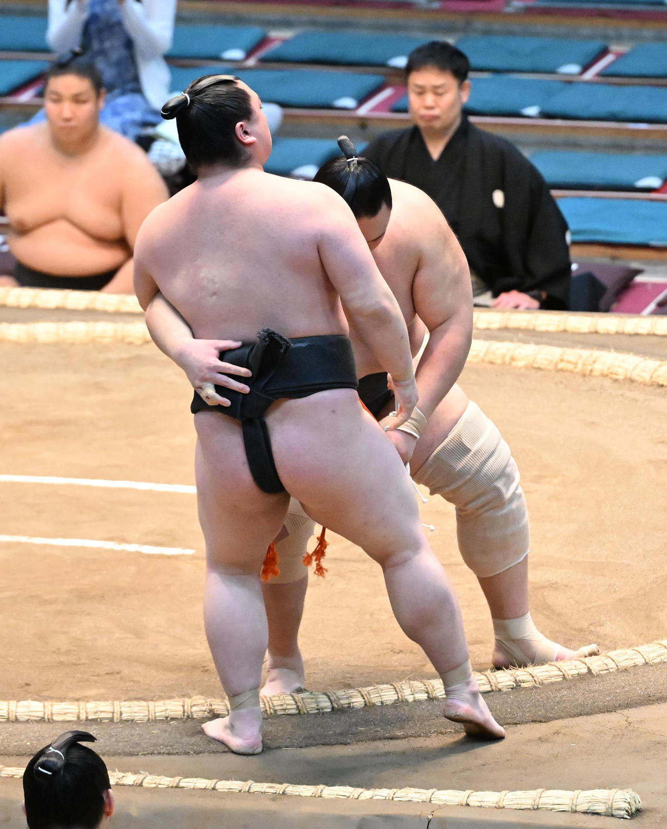 川村（手前）を寄り切りで破る朝乃山（撮影・和賀正仁）