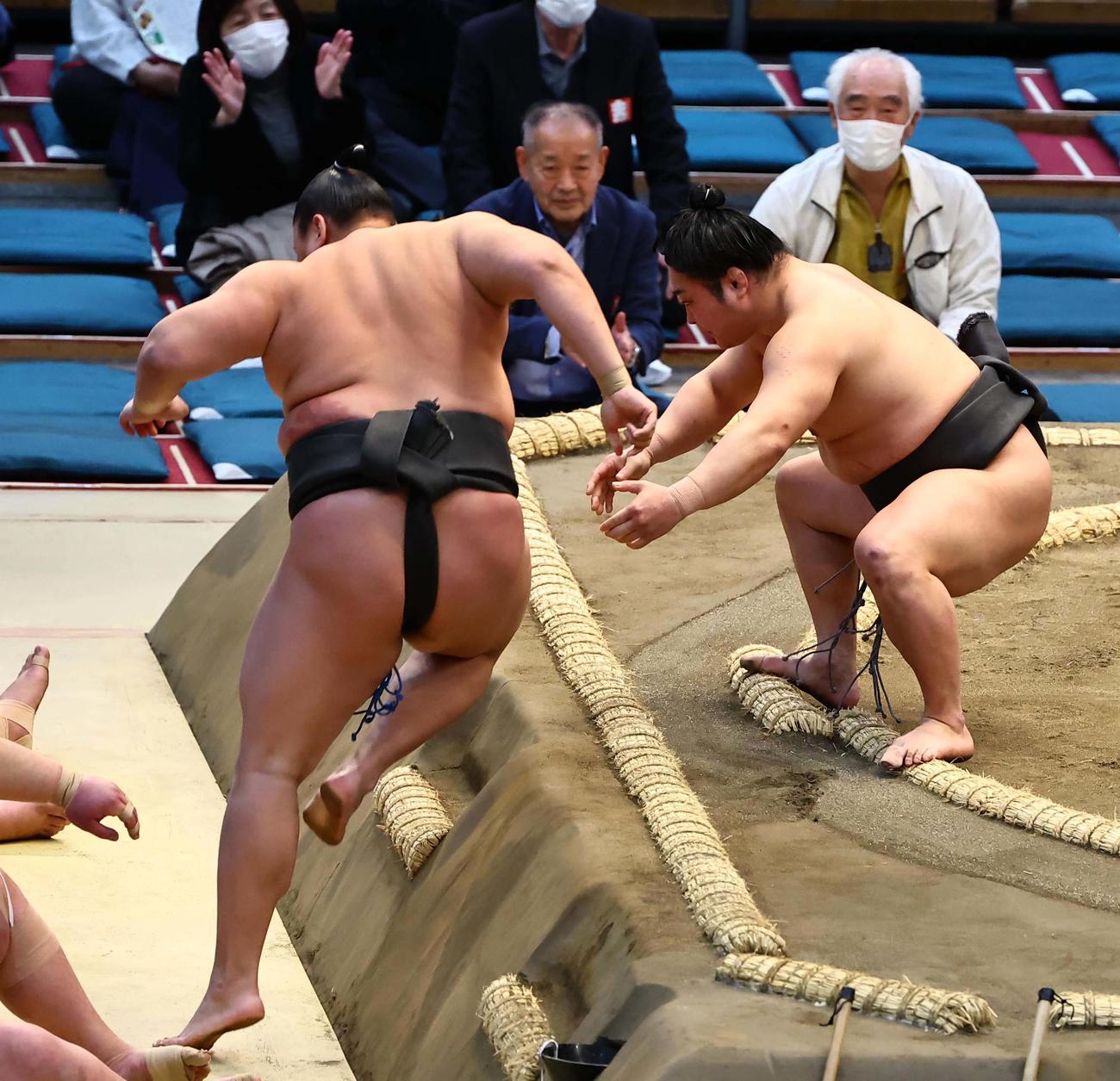 北天海（左）に寄り切りで勝つ炎鵬（撮影・上田博志）