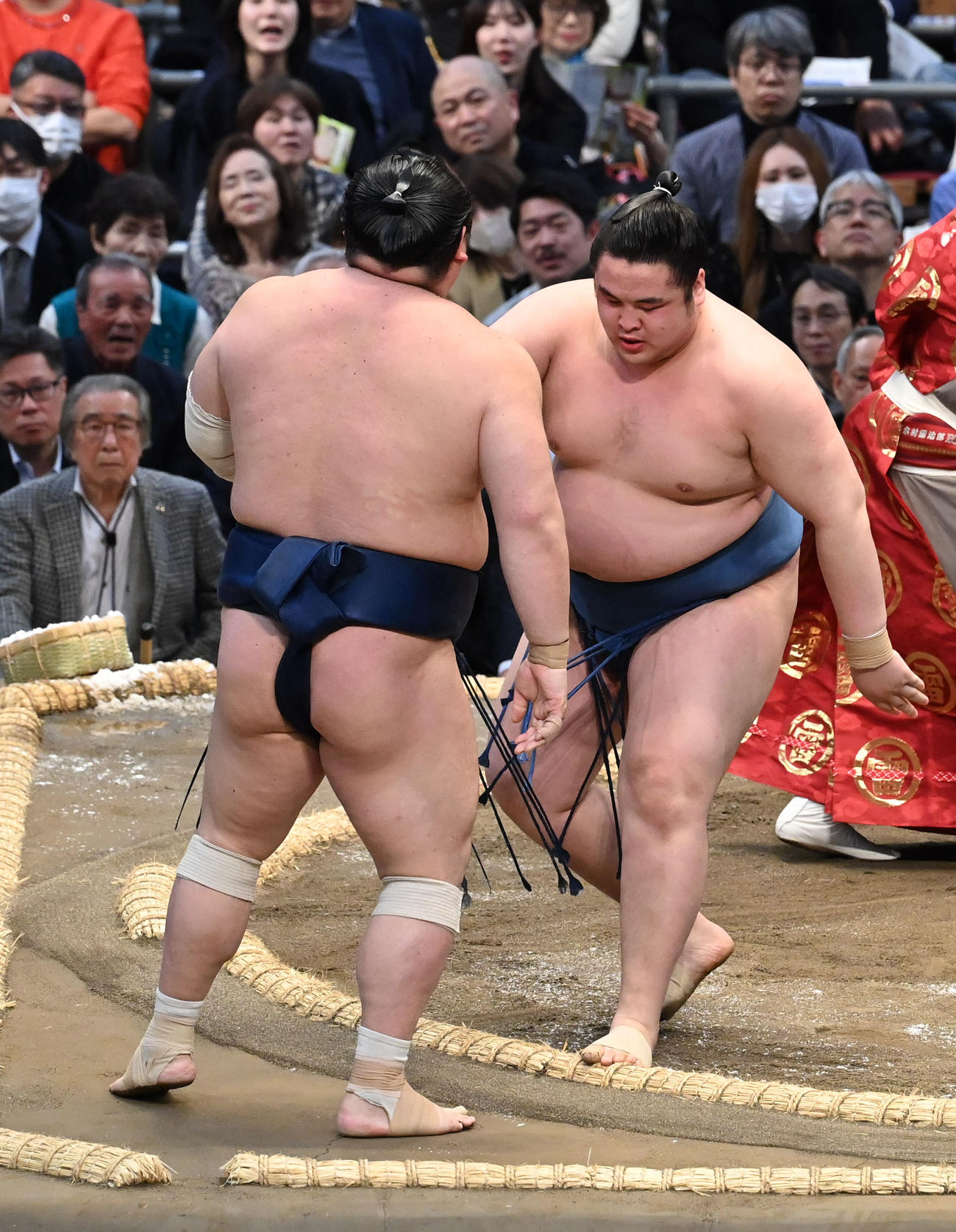 阿武剋（右）は寄り切りで宝富士を破る