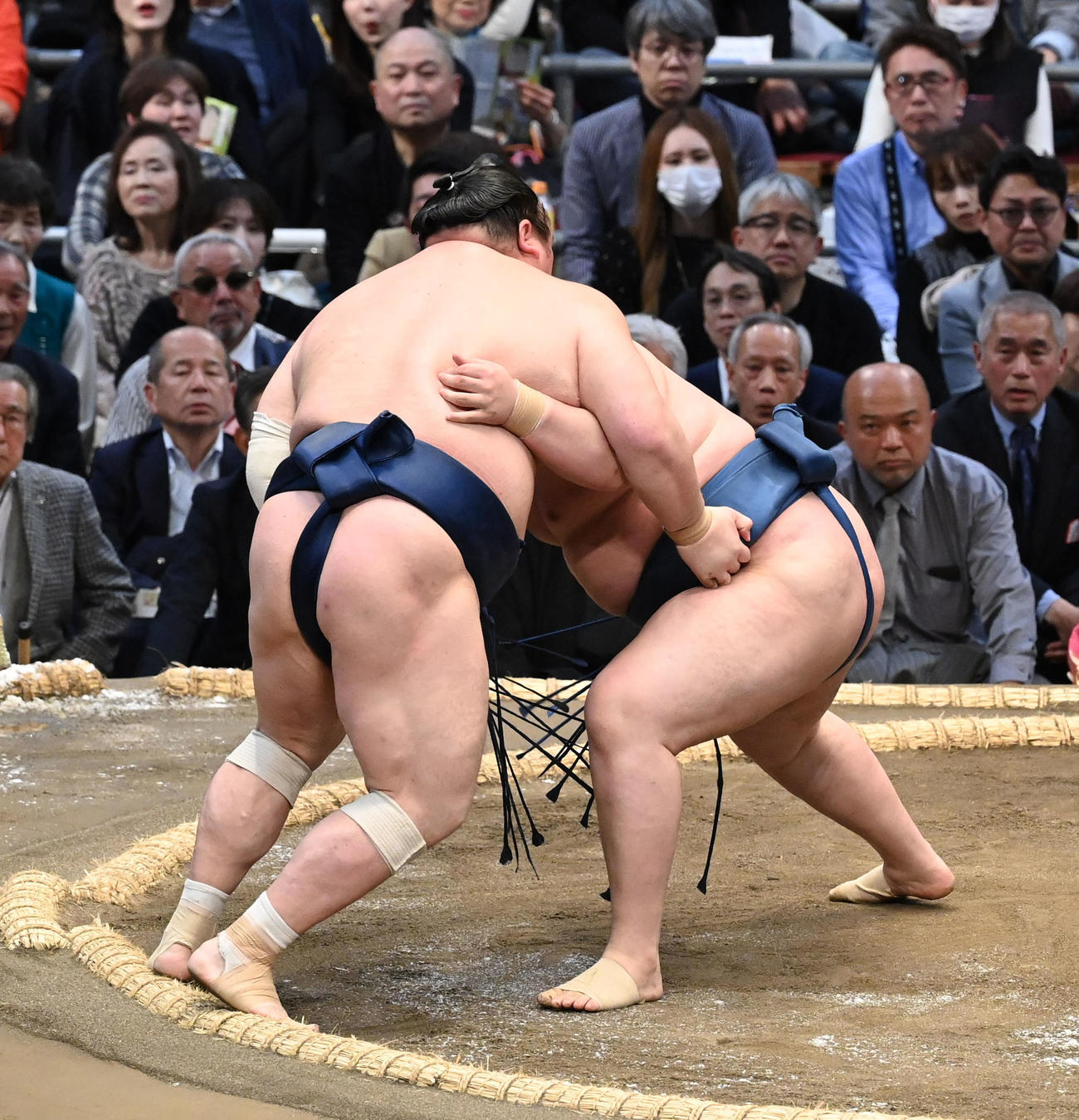 阿武剋（右）は寄り切りで宝富士を破る