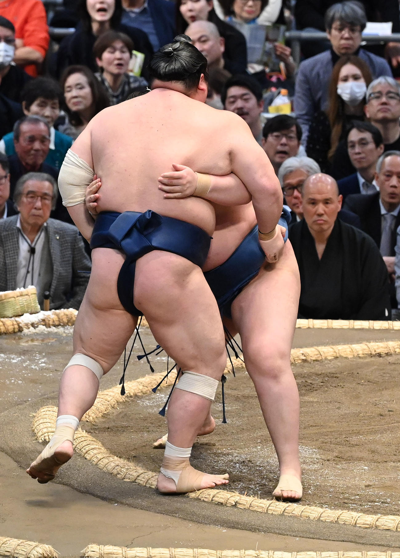 阿武剋（右）は寄り切りで宝富士を破る