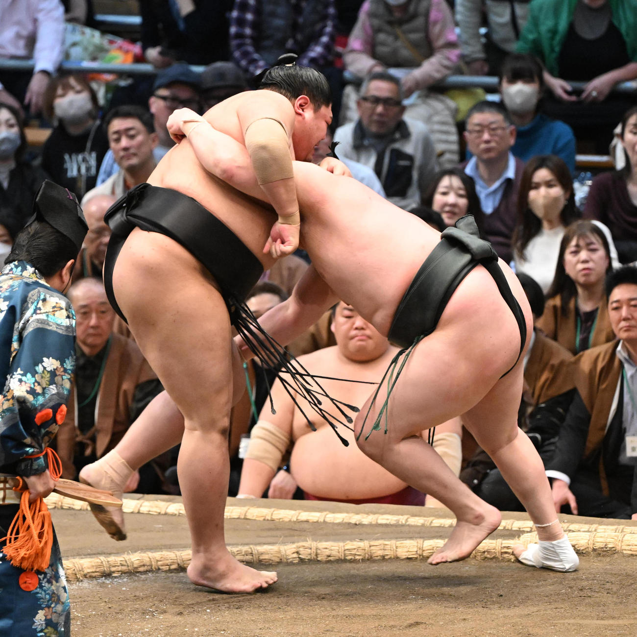 千代翔馬（右）は寄り切りで阿炎を破る（撮影・和賀正仁）