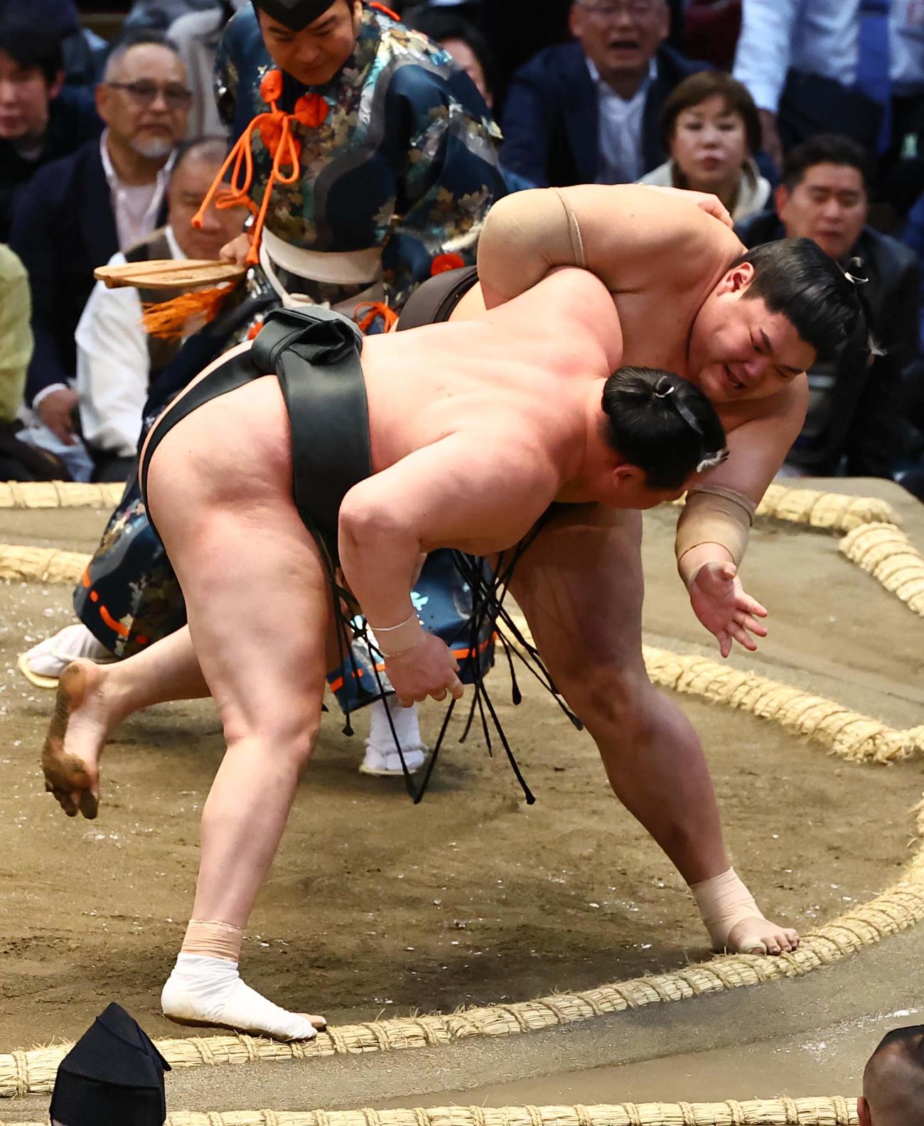 阿炎（右）は千代翔馬に寄り切りで敗れる（撮影・上田博志）