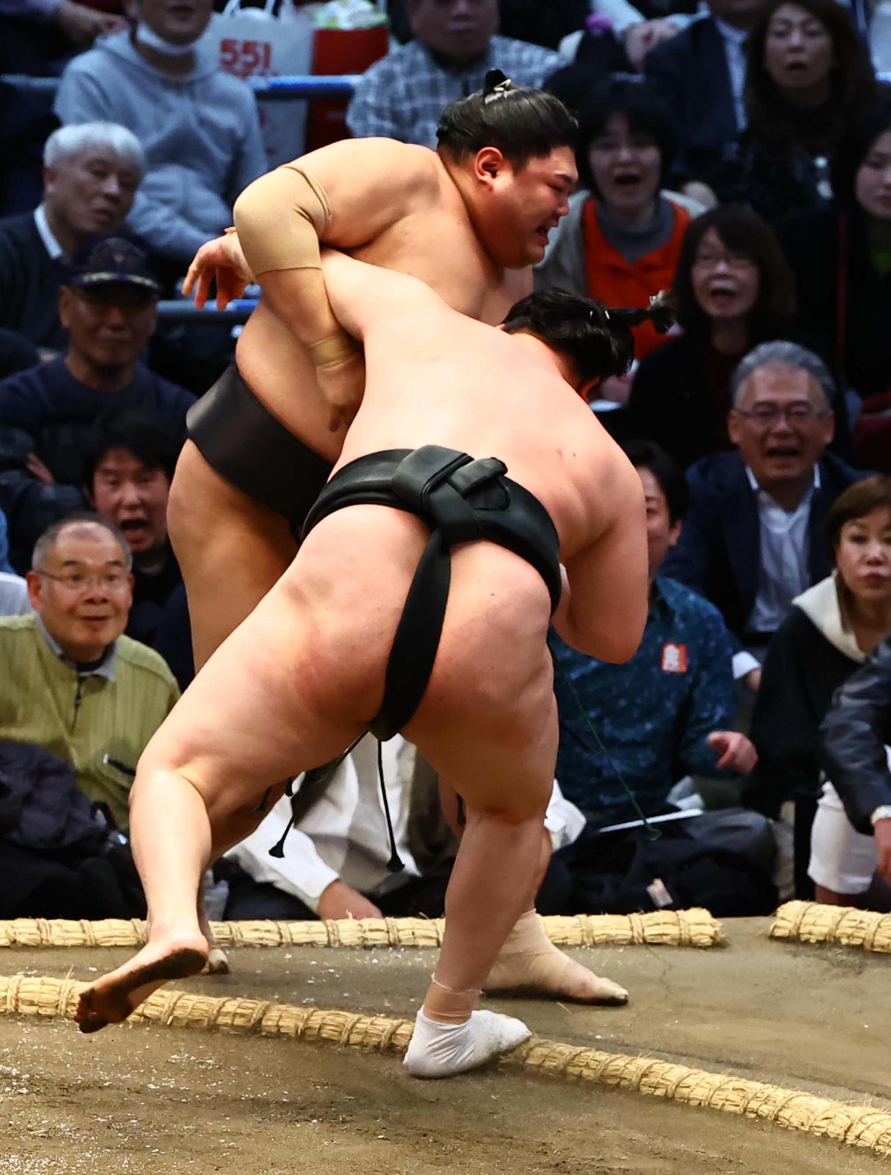 阿炎（右）は千代翔馬に寄り切りで敗れる（撮影・上田博志）