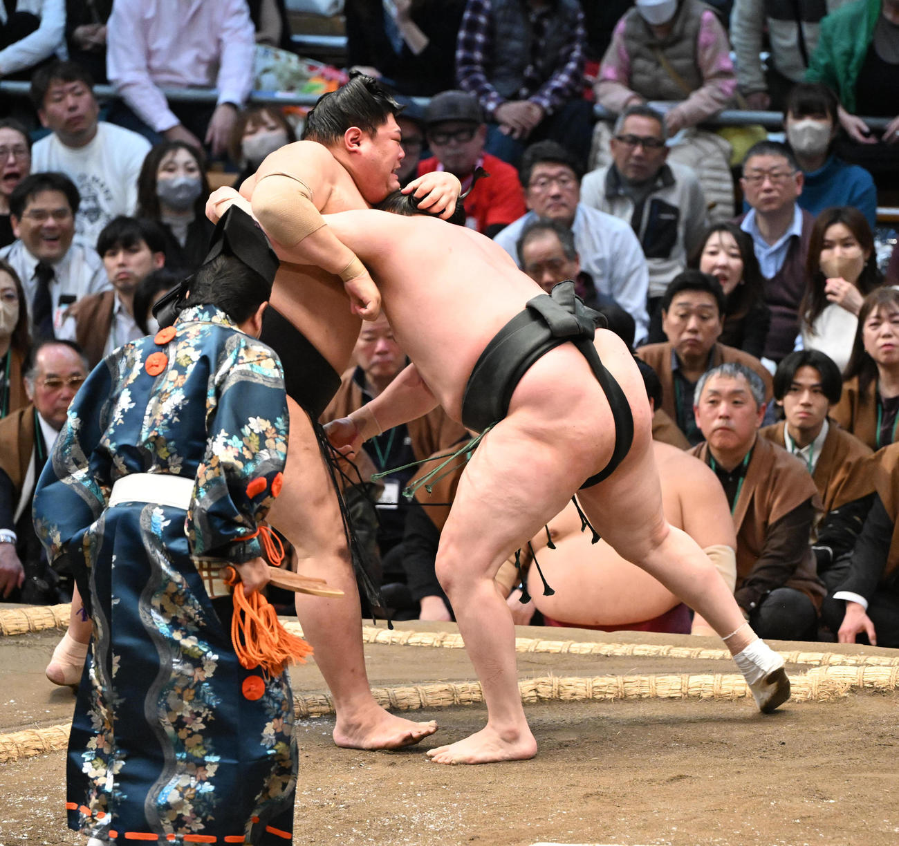 千代翔馬（右）は寄り切りで阿炎を破る（撮影・和賀正仁）