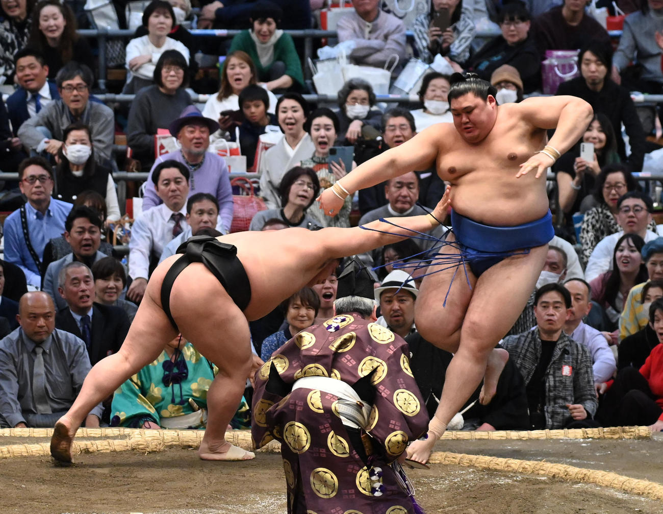 若元春（左）は押し出しで大の里を破る