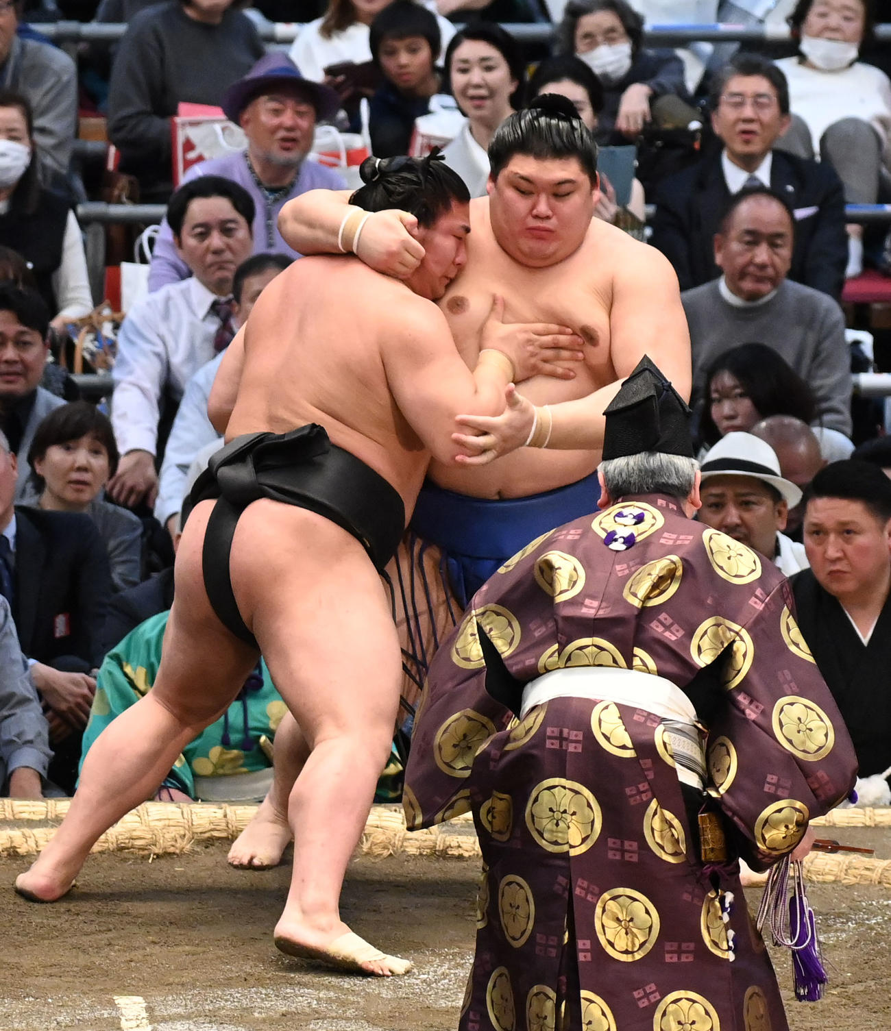 若元春（左）は押し出しで大の里を破る