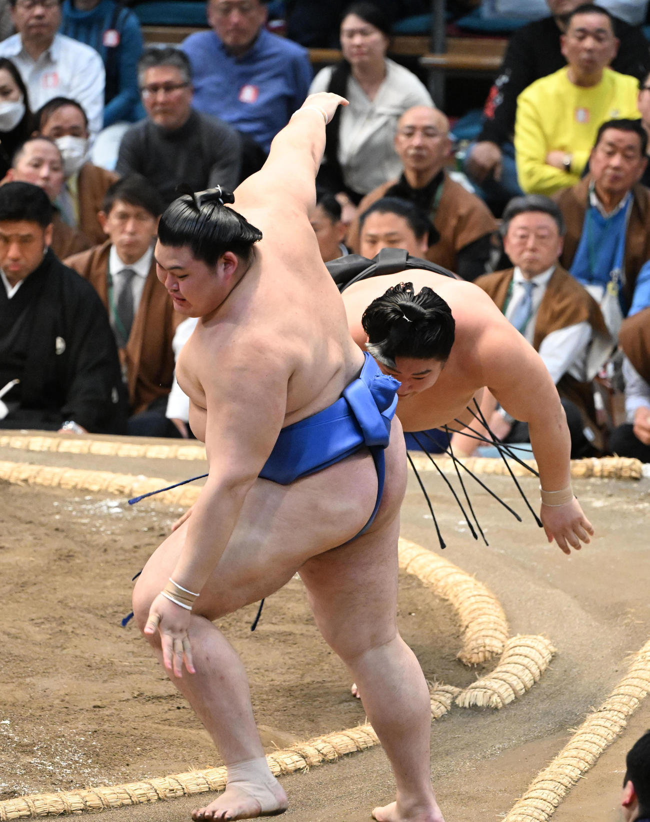 大の里（手前）を押し出しで破る若元春（撮影・和賀正仁）