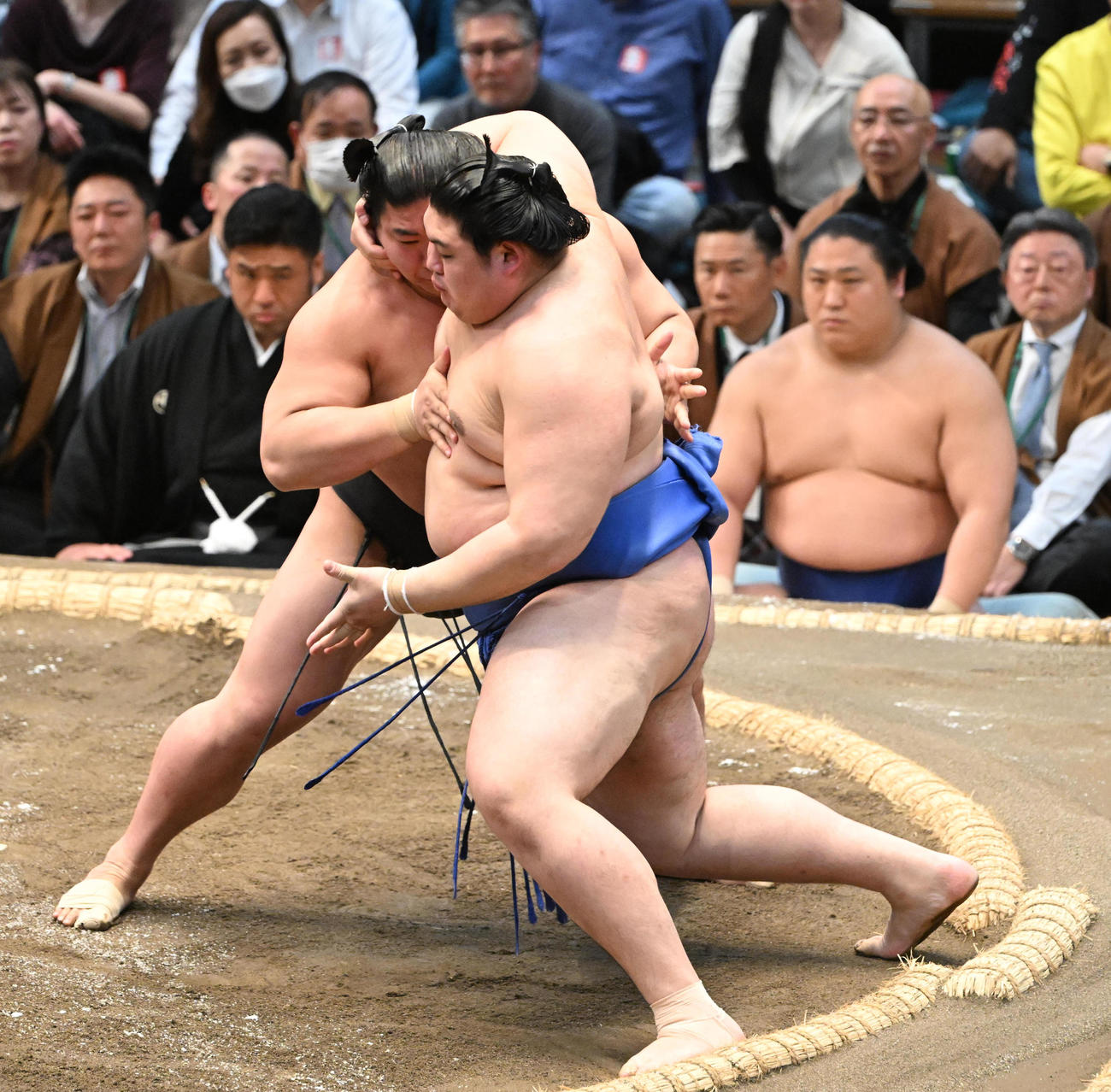 大の里（手前）を押し出しで破る若元春（撮影・和賀正仁）