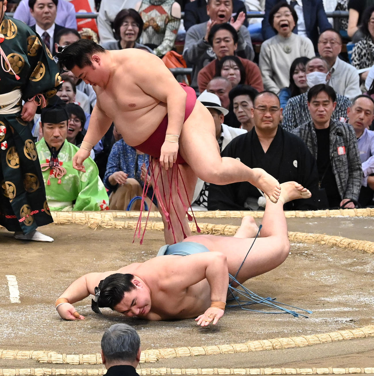 欧勝馬（右）をすくい投げで破る遠藤